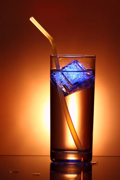 ライトアップされた氷で飲む — ストック写真