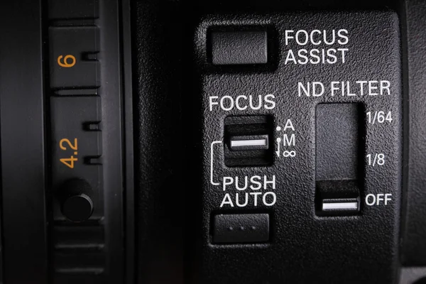 Zum halkası ve profesyonel video kamera üzerindeki butonlar — Stok fotoğraf