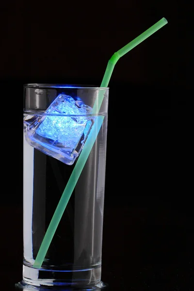 Bebida com gelo iluminado — Fotografia de Stock