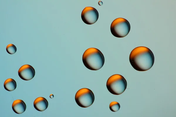 Gotas azuis com reflexão laranja — Fotografia de Stock