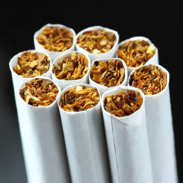 Cigaretter på svart — Stockfoto