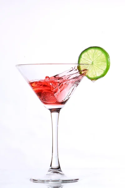 Cocktail rosso con lime su bianco — Foto Stock