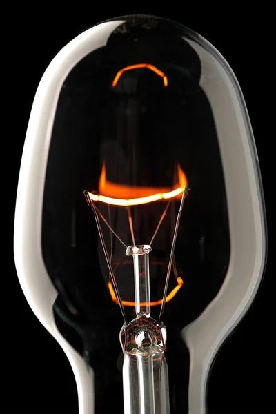 Лампочка ізольована на чорному — стокове фото