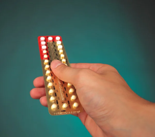Hand met een medische pillen pack — Stockfoto