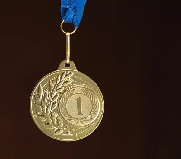 Золота медаль на коричневому фоні — стокове фото