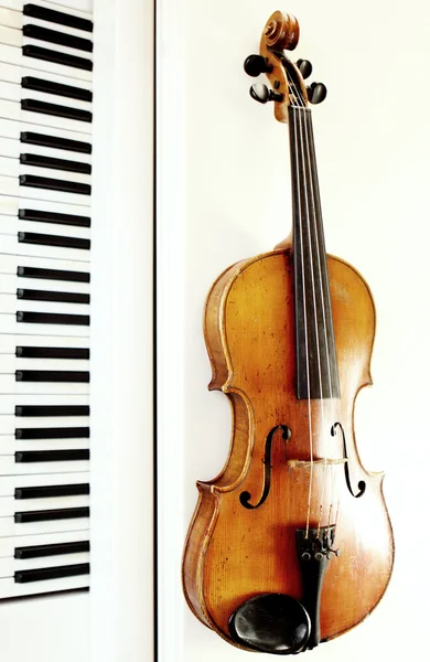 小提琴和钢琴键 — 图库照片