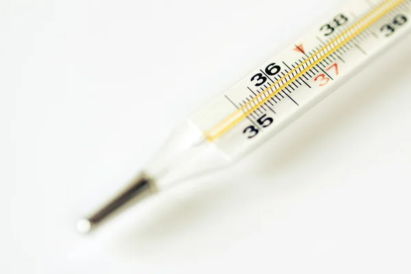 Thermometer Nahaufnahme auf weiß — Stockfoto