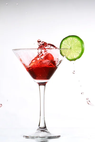 Красный коктейль с лаймом на белом — стоковое фото