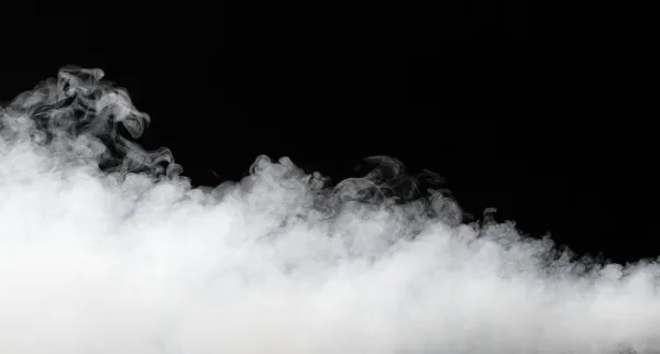 Dicker Nebelstrom isoliert auf schwarz — Stockfoto