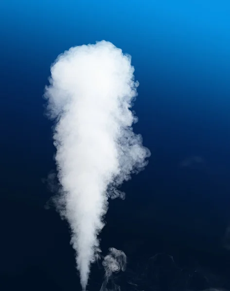 Tjock ström av dimma på blå — Stockfoto