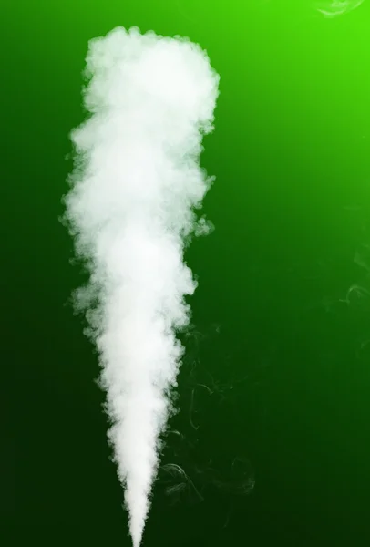 Espesa corriente de niebla sobre verde — Foto de Stock