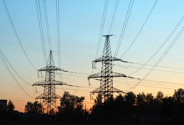 Башни линии электропередачи на восходе солнца — стоковое фото