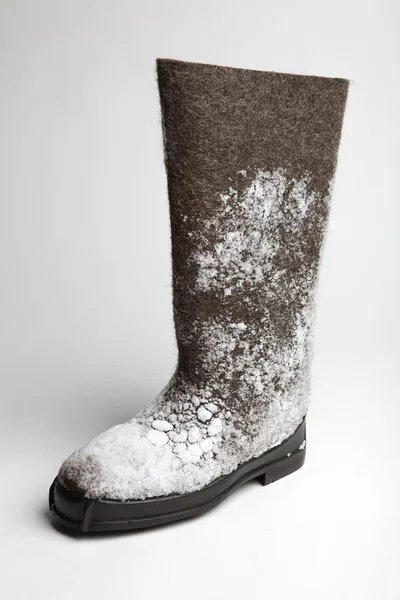 Filzstiefel mit Schnee isoliert auf weiß — Stockfoto