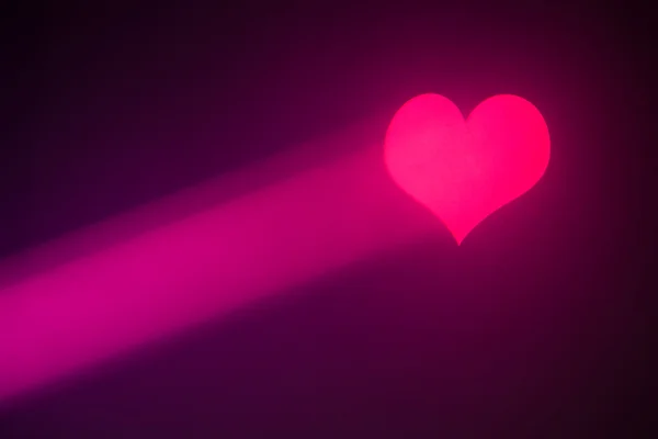 Валентиновое сердце, проецируемое фиолетовым лучом — стоковое фото