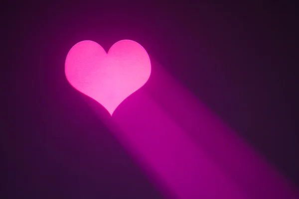 バレンタインの心は紫のスポット ライトで投影 — ストック写真