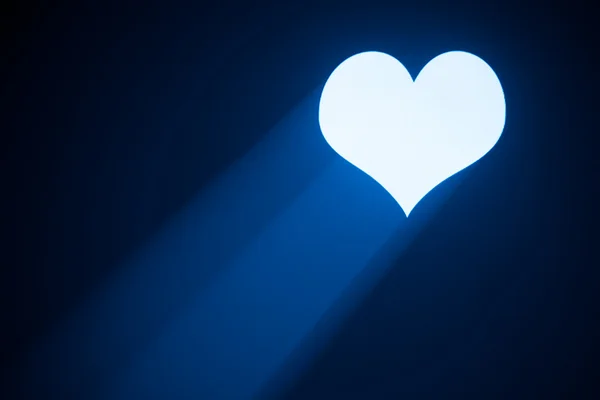 Валентиновое сердце, проецируемое голубым лучом — стоковое фото