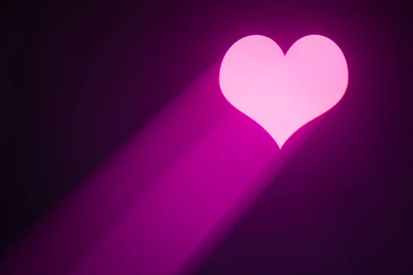 Валентиновое сердце, проецируемое фиолетовым лучом — стоковое фото