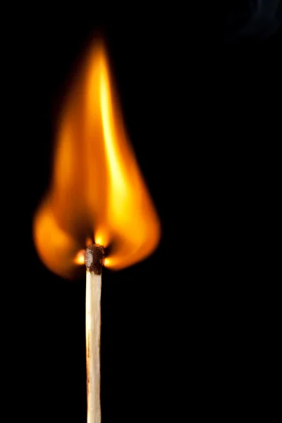 Encender partido con la lengua de la llama en negro — Foto de Stock