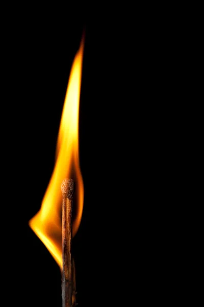Воспламеняющийся язык пламени на черном — стоковое фото