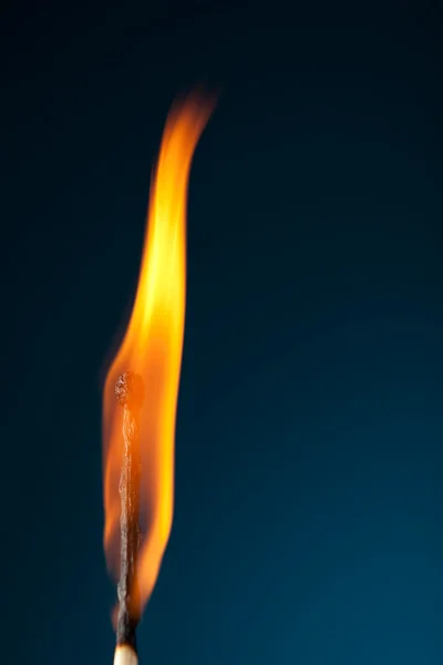 Brandende lucifer met tong van vlam op blauw — Stockfoto