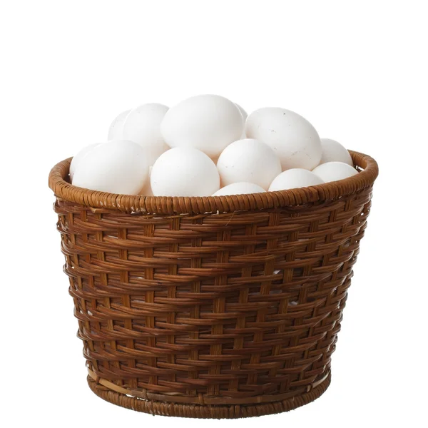 Яйця в дерев'яному кошику — стокове фото