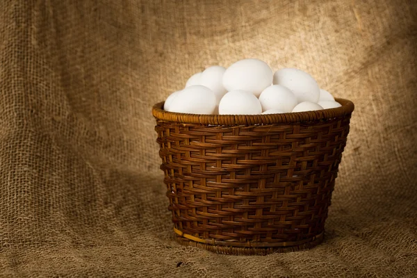 Ovos na cesta de madeira — Fotografia de Stock