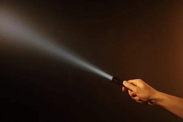 Taschenlampe in der Hand — Stockfoto