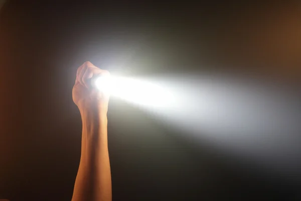 Hand som håller pocket ficklampa — Stockfoto