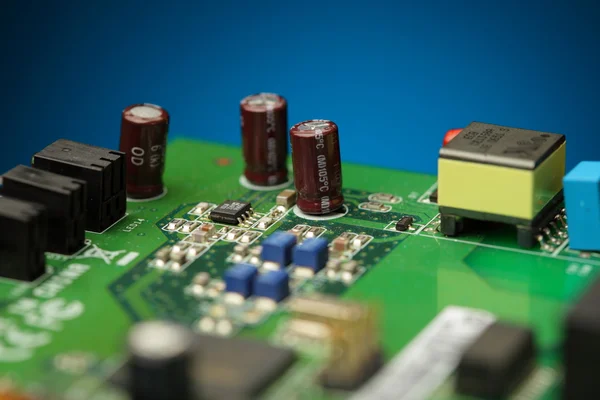 Placa de circuito impresso com componentes eletrônicos — Fotografia de Stock