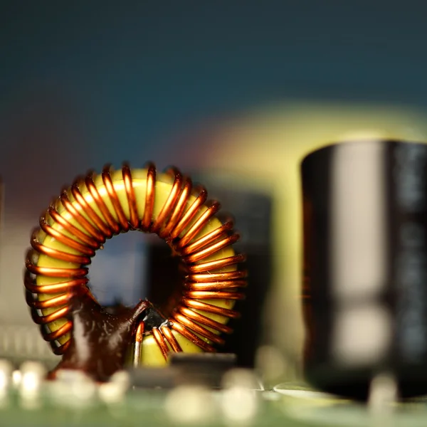 Placa de circuito impresso com componentes eletrônicos — Fotografia de Stock