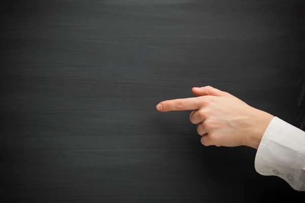 空白の黒板で人差し指のポイント — ストック写真