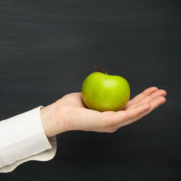 Рука держит яблоко — стоковое фото
