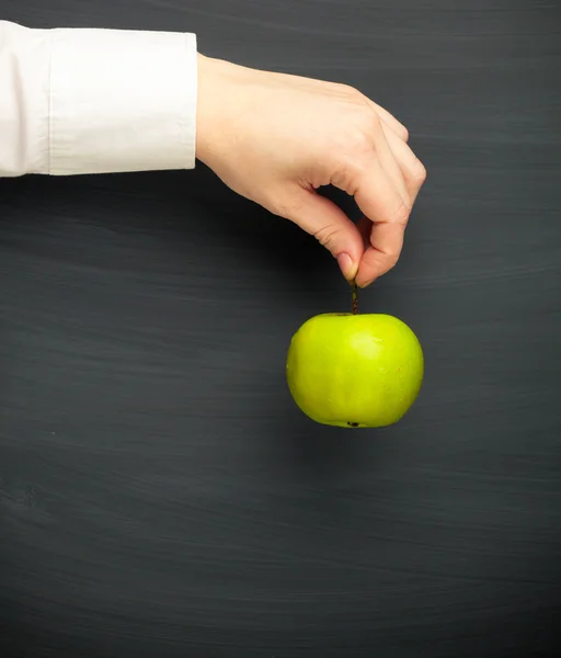 Mão segurando maçã — Fotografia de Stock