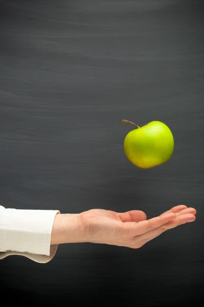 Hand throw an apple — Stock Photo, Image