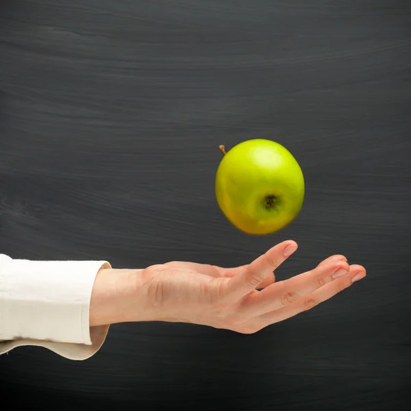 Hand throw an apple — Stock Photo, Image