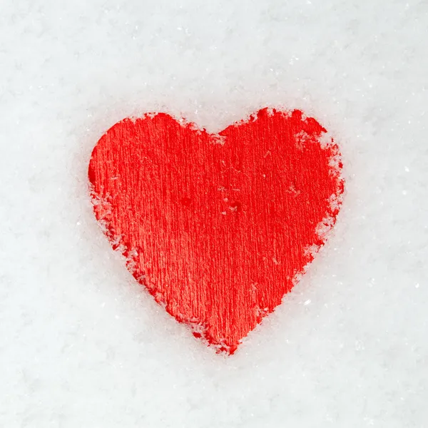 Rood hart op de sneeuw — Stockfoto
