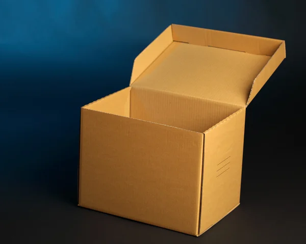 Kartonnen doos op blauw — Stockfoto