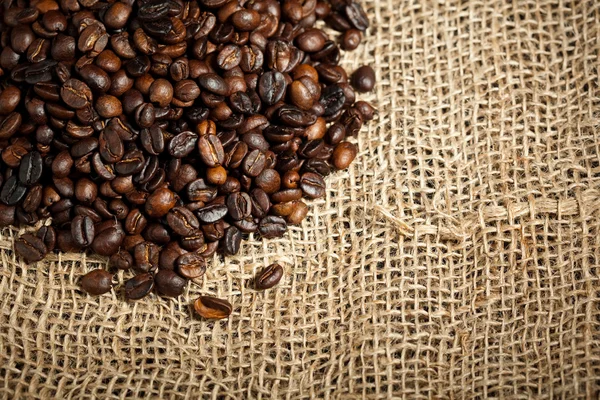 Купа кавових зерен — стокове фото