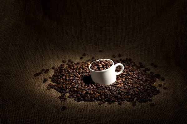 Šálek plný kávových zrn — Stock fotografie