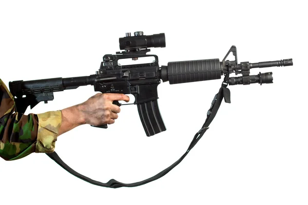 Рука держа штурмовую винтовку изолированы на белом — стоковое фото