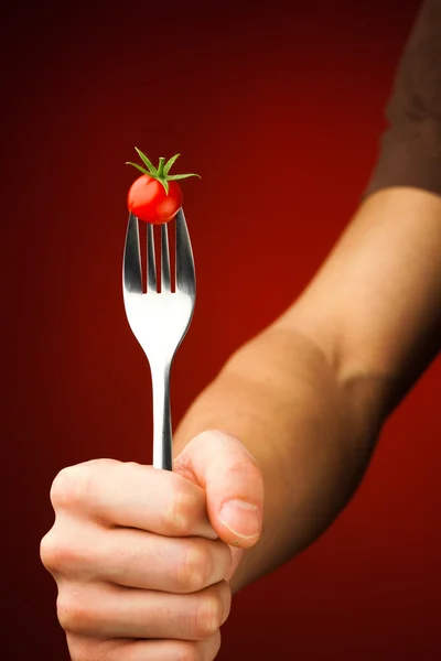 체리 토마토와 포크를 들고 손 — 스톡 사진