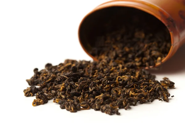 Spridda rå svart te isolerad på vit — Stockfoto