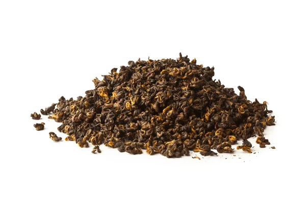 Spridda högen av rå svart te isolerad på vit — Stockfoto