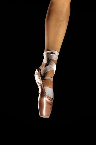 脚与扭转性的孤立在黑色的芭蕾舞者 — 图库照片