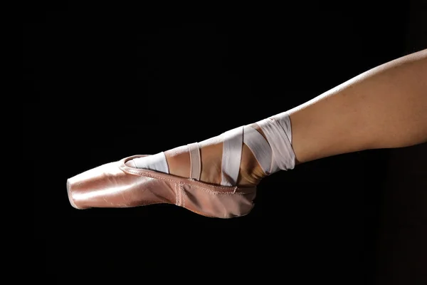 脚与扭转性的芭蕾舞演员在黑色 — 图库照片