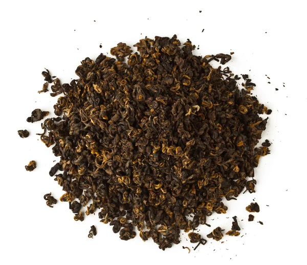 Scattered pile of raw black tea isolated on white — Stock Photo, Image