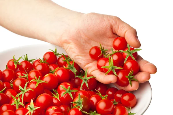 Mano que sujeta la placa con tomates cherry frescos — Stockfoto