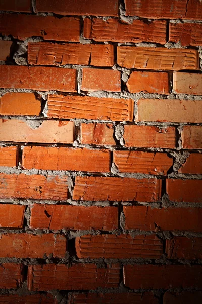Mur de briques vieilli éclairé avec projecteur — Photo