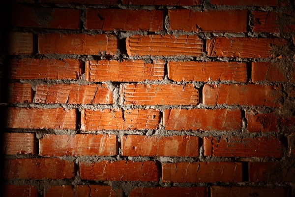Muro di mattoni invecchiato illuminato con faretto — Foto Stock