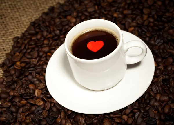 Kırmızı kalpli kahve fincan — Stok fotoğraf
